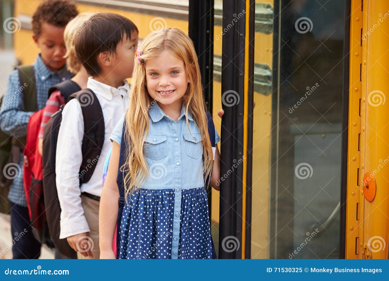 Menina Da Escola Primária Na Parte Dianteira Da Fila Do ônibus Escolar Imagem de Stock - Imagem de menina, escolar: 71530325