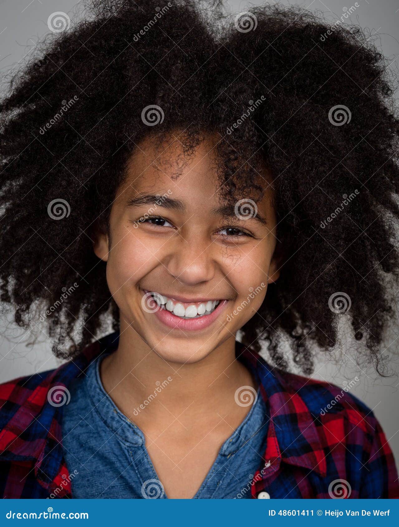 Menina Da Raça Misturada Com Riso Do Penteado Do Afro Imagem de Stock -  Imagem de consideravelmente, adolescente: 48601411