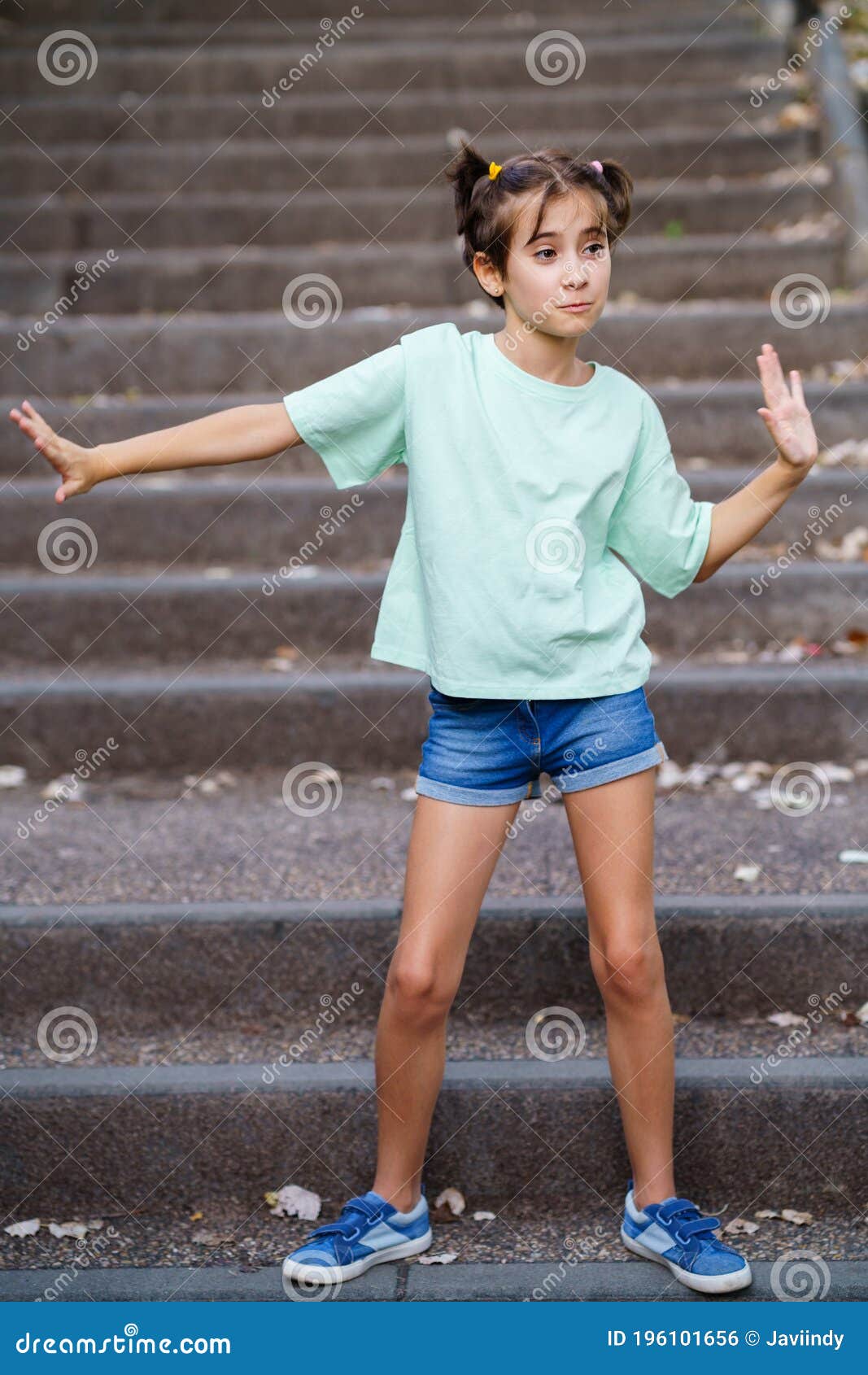 Menina De 9 Anos Dançando Nos Degraus Ao Ar Livre Foto de Stock - Imagem de  adulto, olhar: 196101656