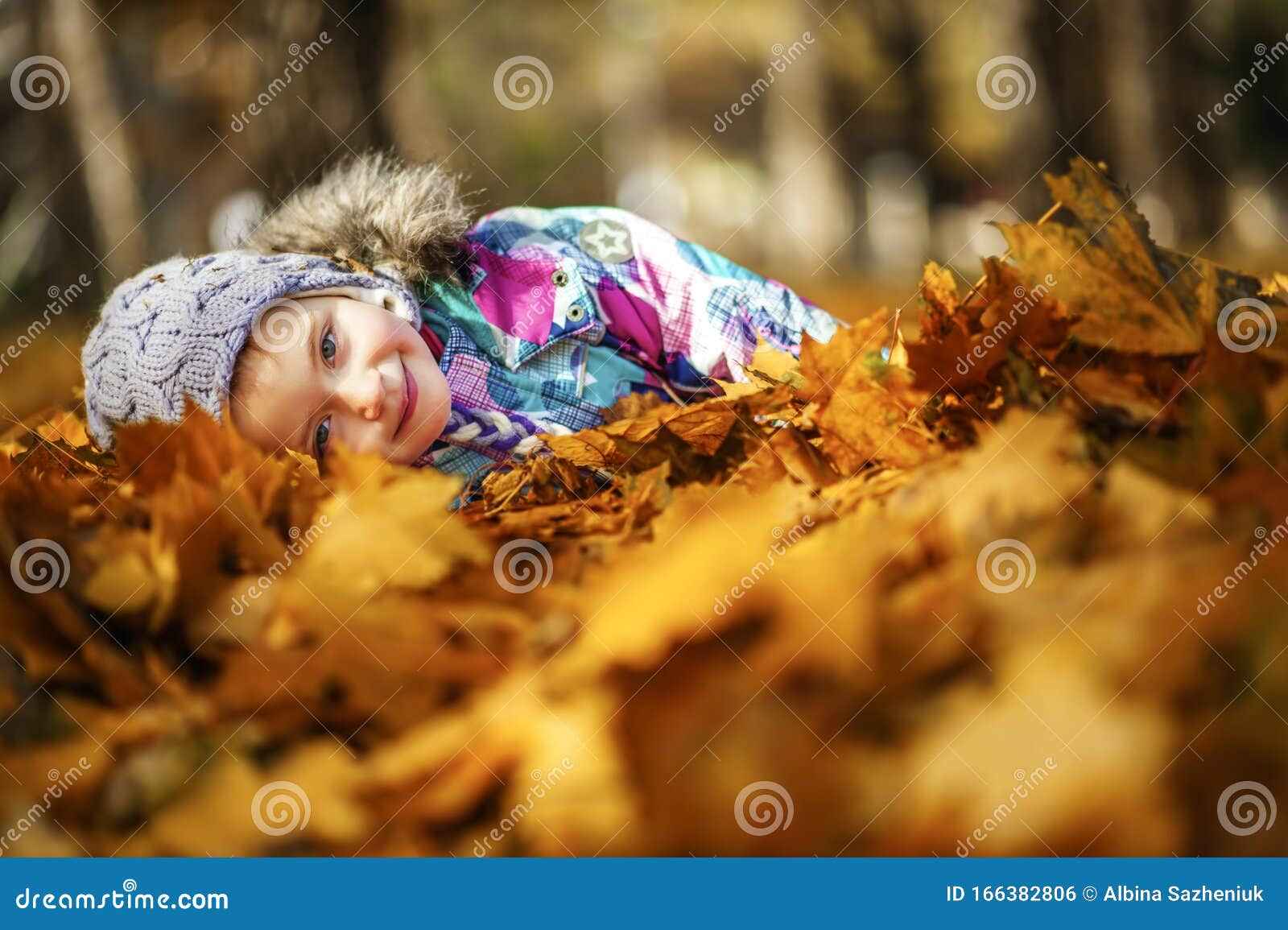 Menina Com Cabelos Loiros Olhos Grandes E Sorriso Largo E Feliz