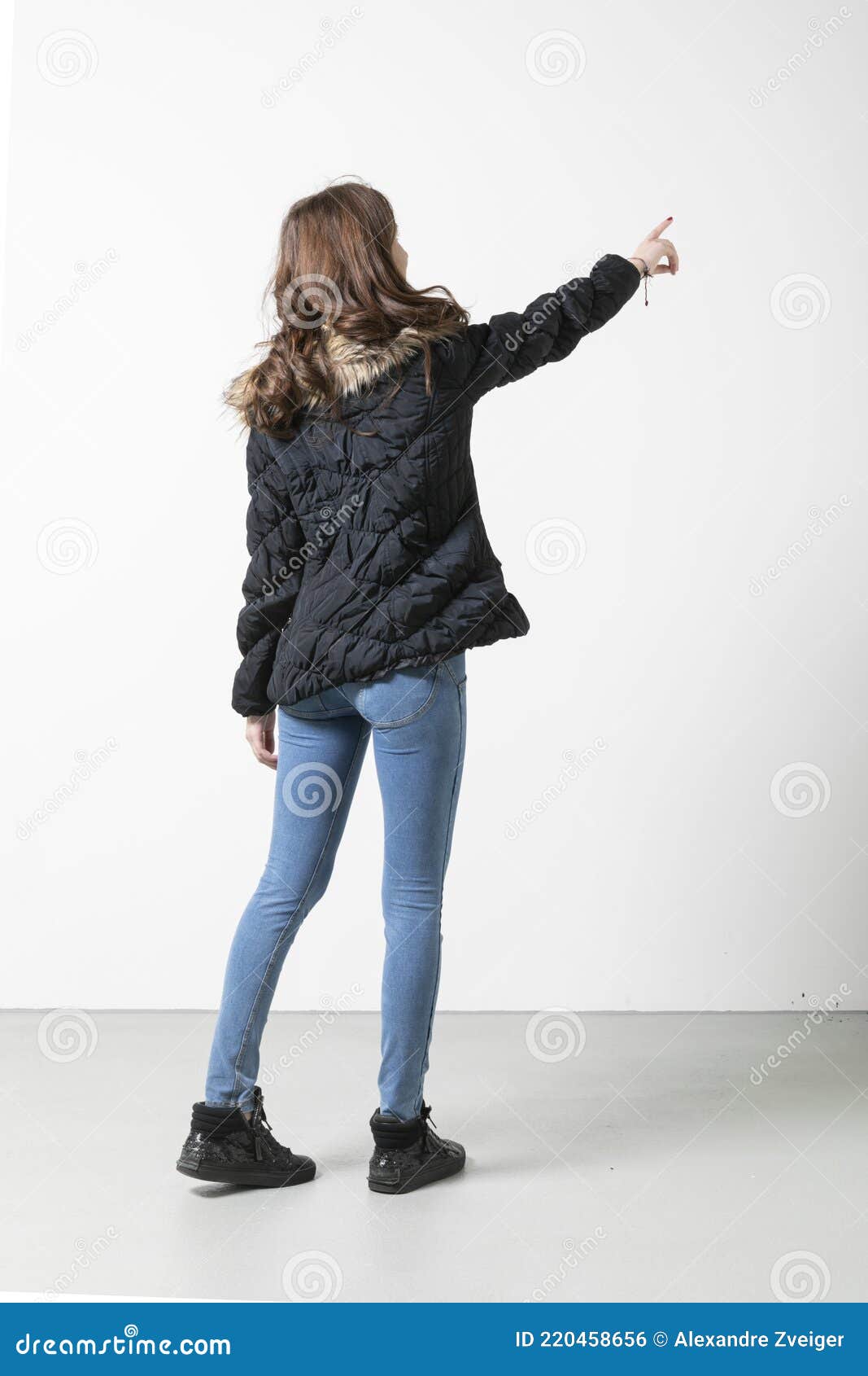 Menina com cabelo comprido para trás no fundo branco