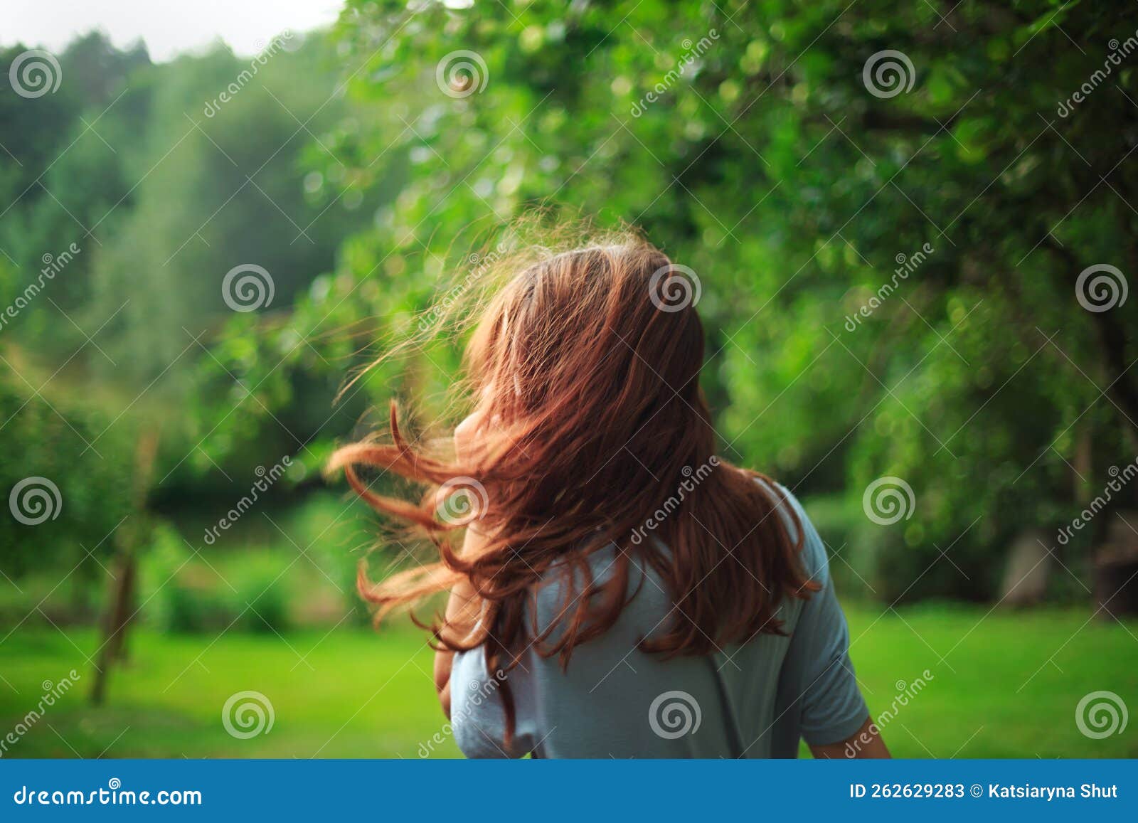 Foto de Retrato Da Bela Menina Triste Cabelo Ruivo Vista De Perfil