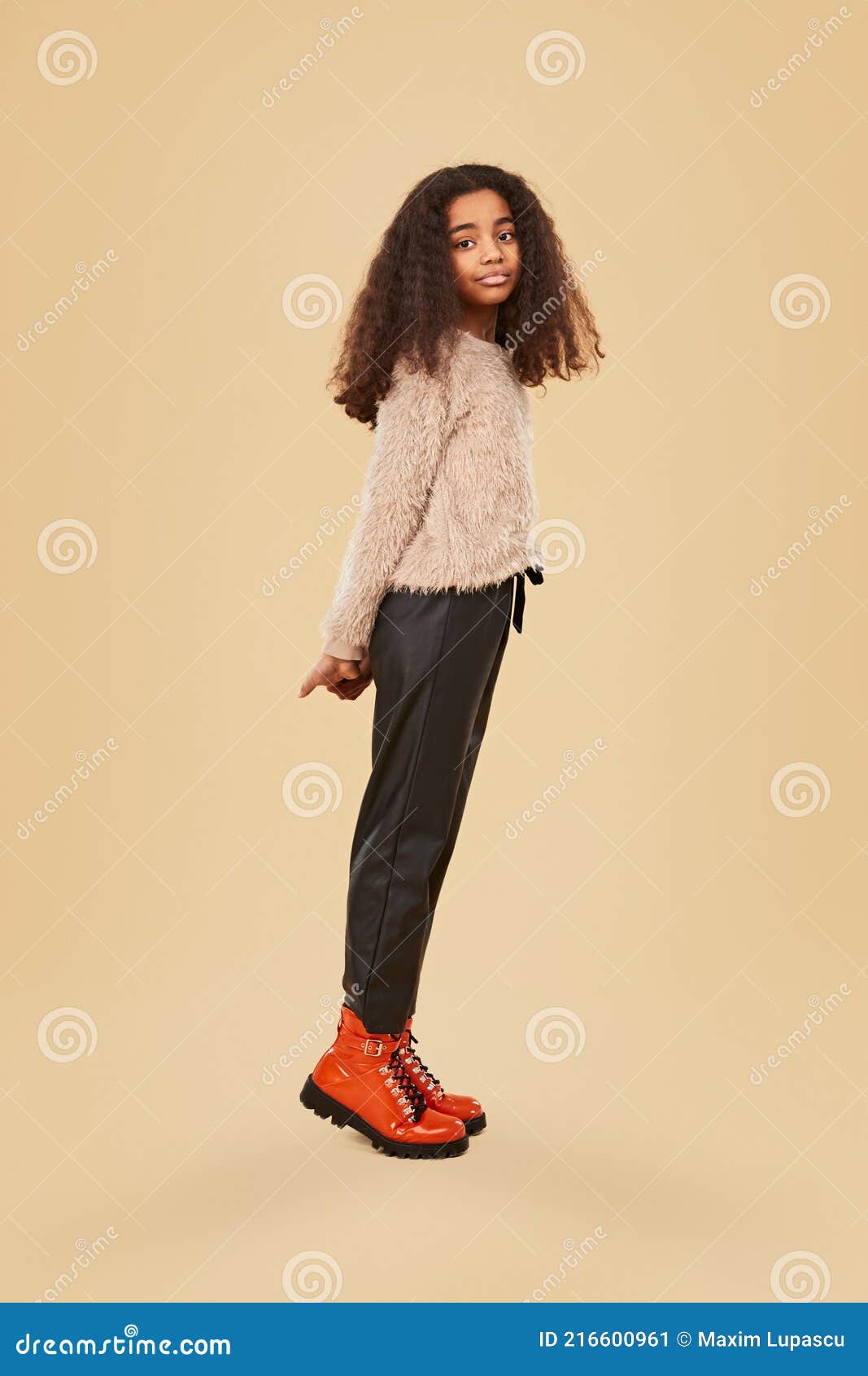 Menina De Etnia Adolescente Em Roupas De Moda E Botas Imagem de Stock -  Imagem de vertical, roupa: 216600961