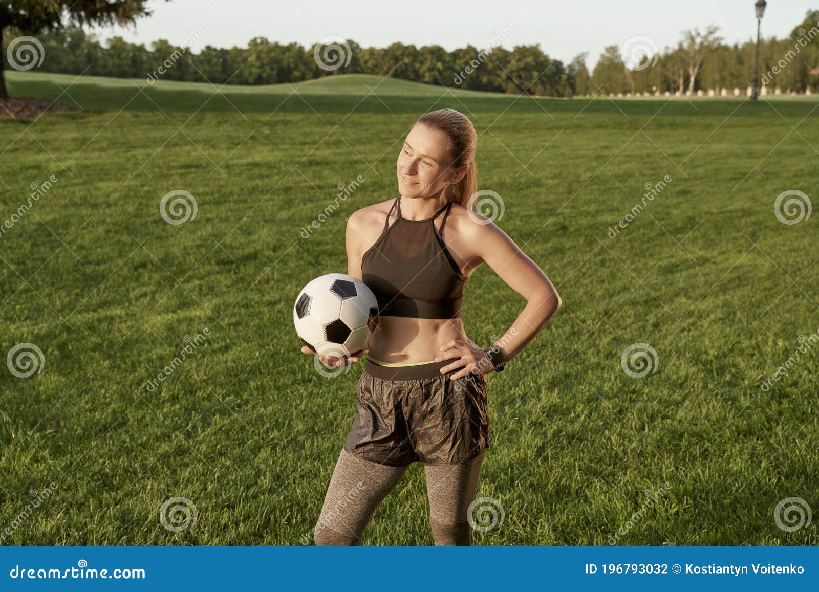 Foto de Tiro De Vista Traseira Da Linda Menina Jogador