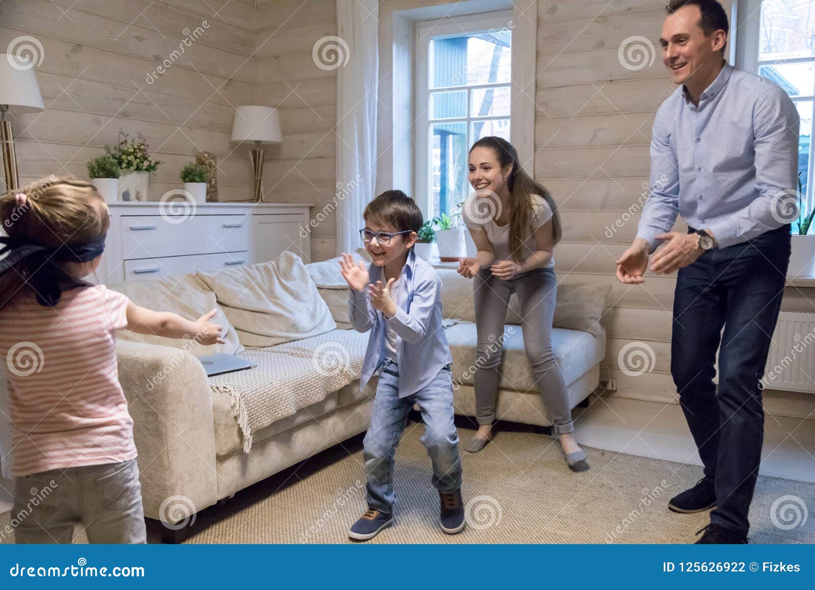 Pais De Travamento Da Menina De Olhos Vendados Que Jogam O Jogo Do  Esconde-esconde Foto de Stock - Imagem de amor, movimento: 143988726