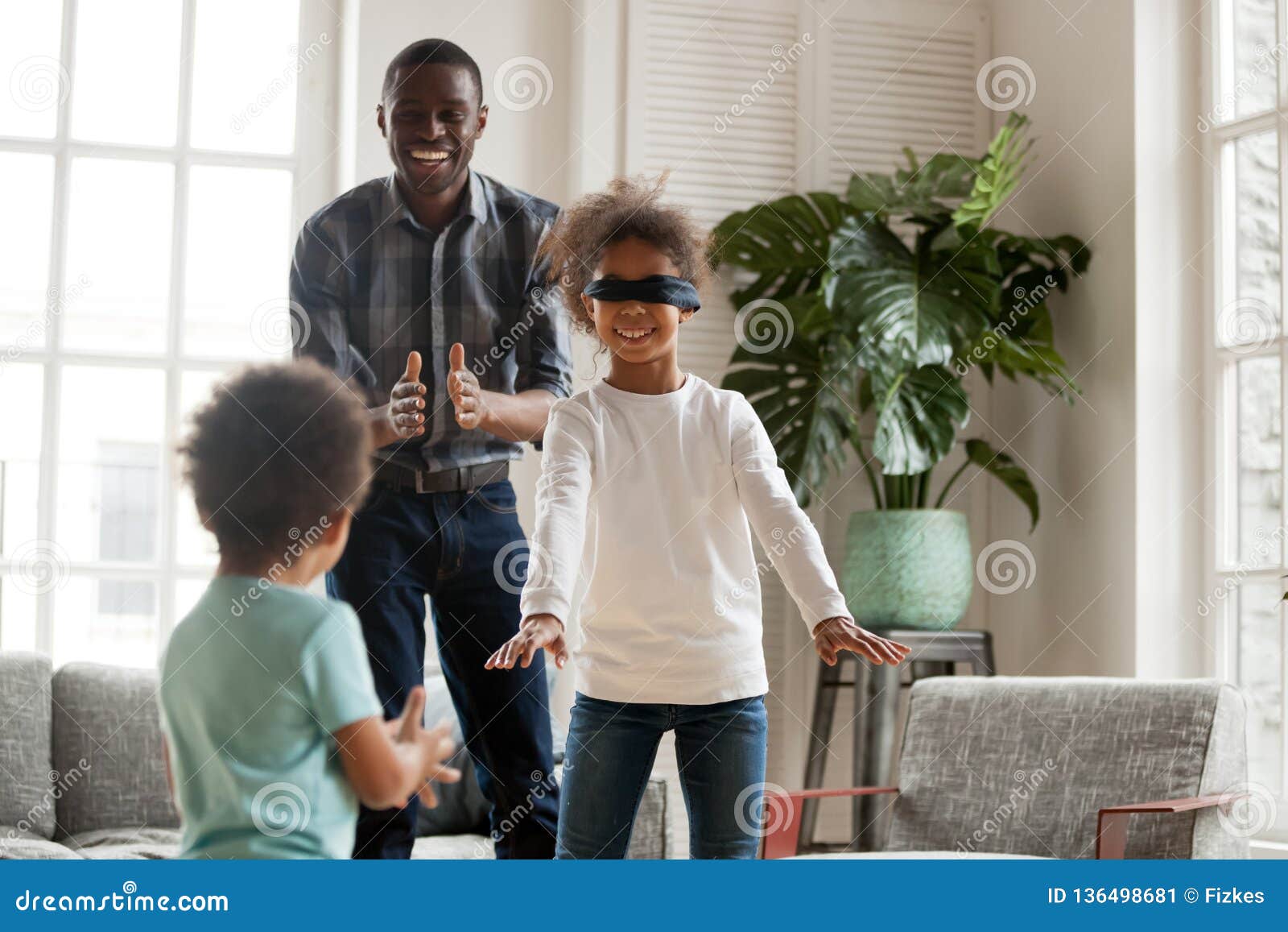 Pais De Travamento Da Menina De Olhos Vendados Que Jogam O Jogo Do  Esconde-esconde Foto de Stock - Imagem de amor, movimento: 143988726