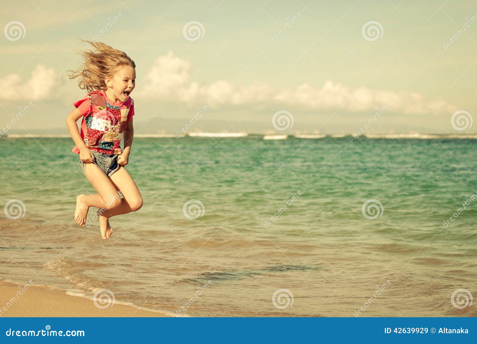 Menina de salto de voo da praia na costa de mar azul em férias de verão no tempo do dia