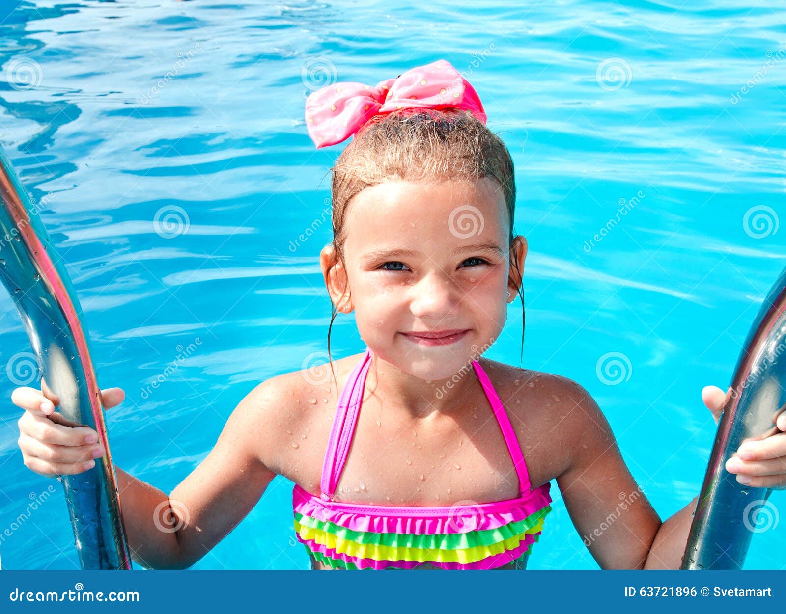 Menina De Sorriso Bonito Na Piscina Foto De Stock Imagem De Fofofo