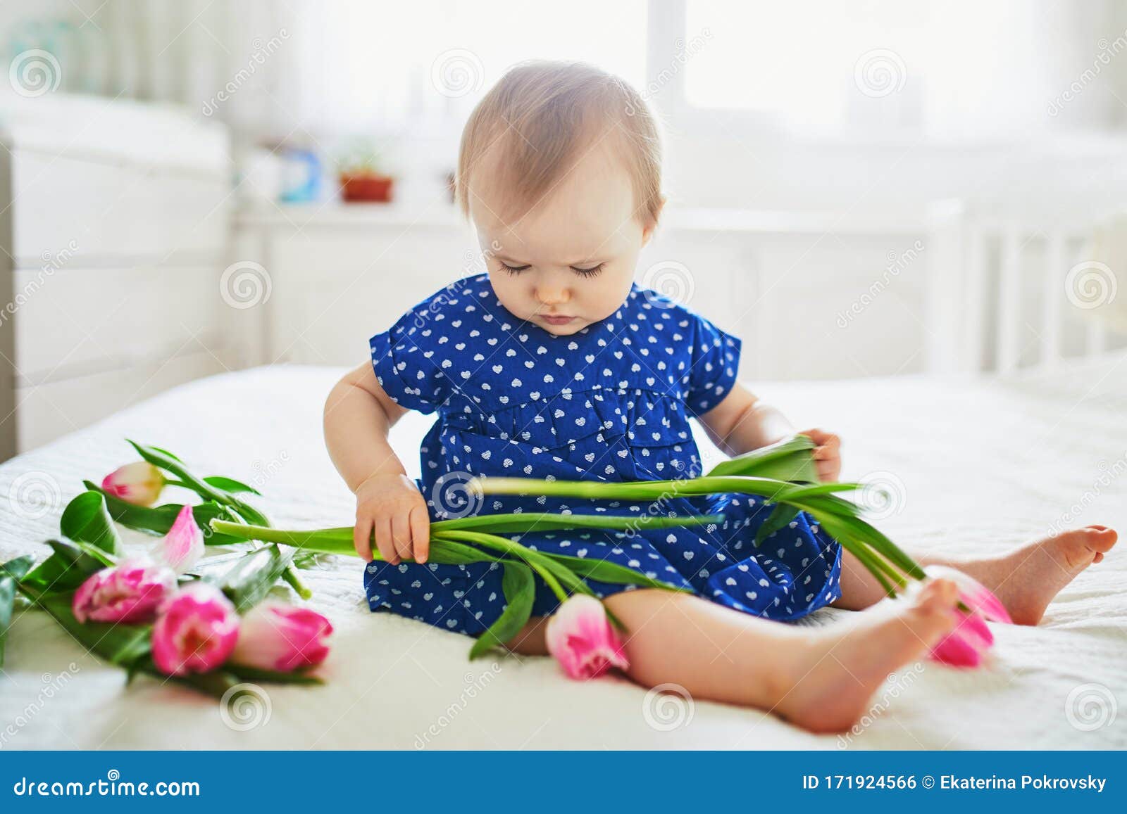 Página Para Ser Cor. Uma Menina No Vestido Azul Brinca Com Sua