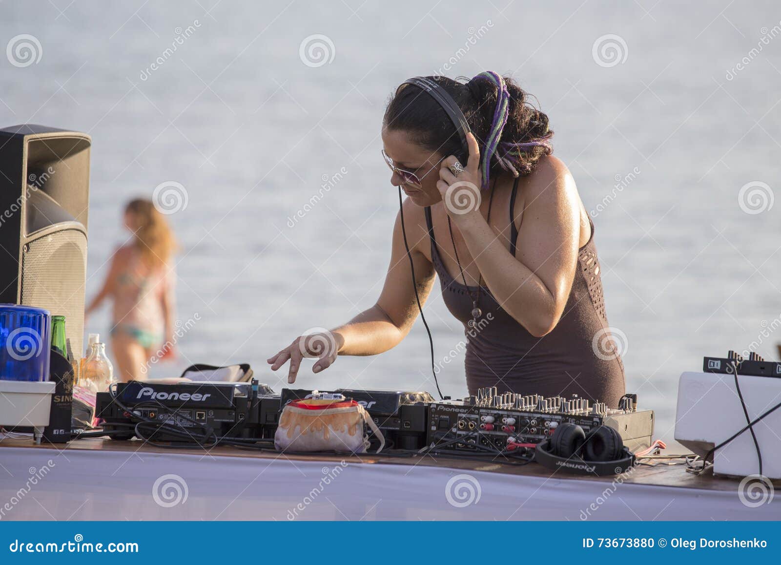 A Menina DJ Na Praia Bate O Jogo Da Música De Mistura Na Ilha Koh