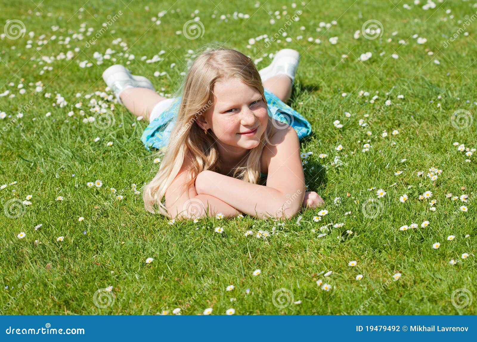 Girls teens blonde. Десятилетняя девочка на траве. Подросток лежит на траве. Девушка подросток лежит на траве. Девочка загорает на траве маленькая.