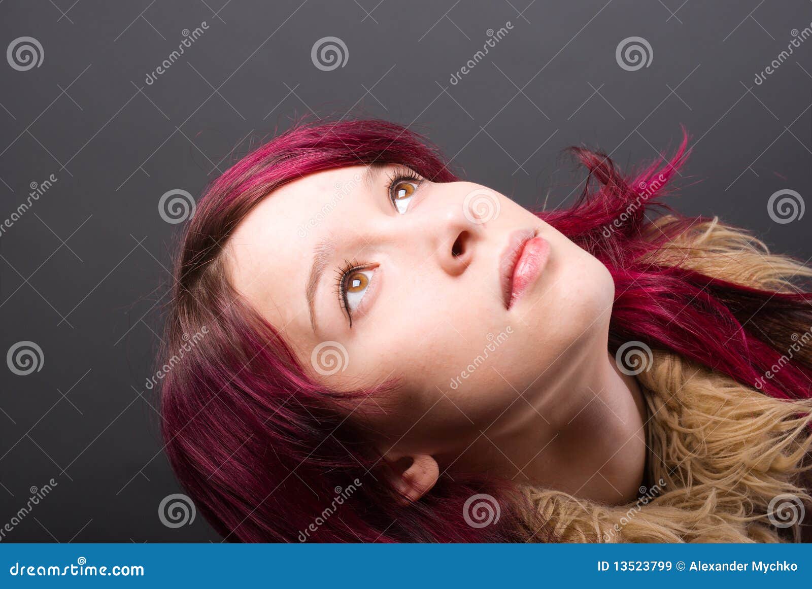 Menina Do Olhar De Emo Com Cabelo Vermelho Foto de Stock - Imagem de fungo,  penteado: 14174242