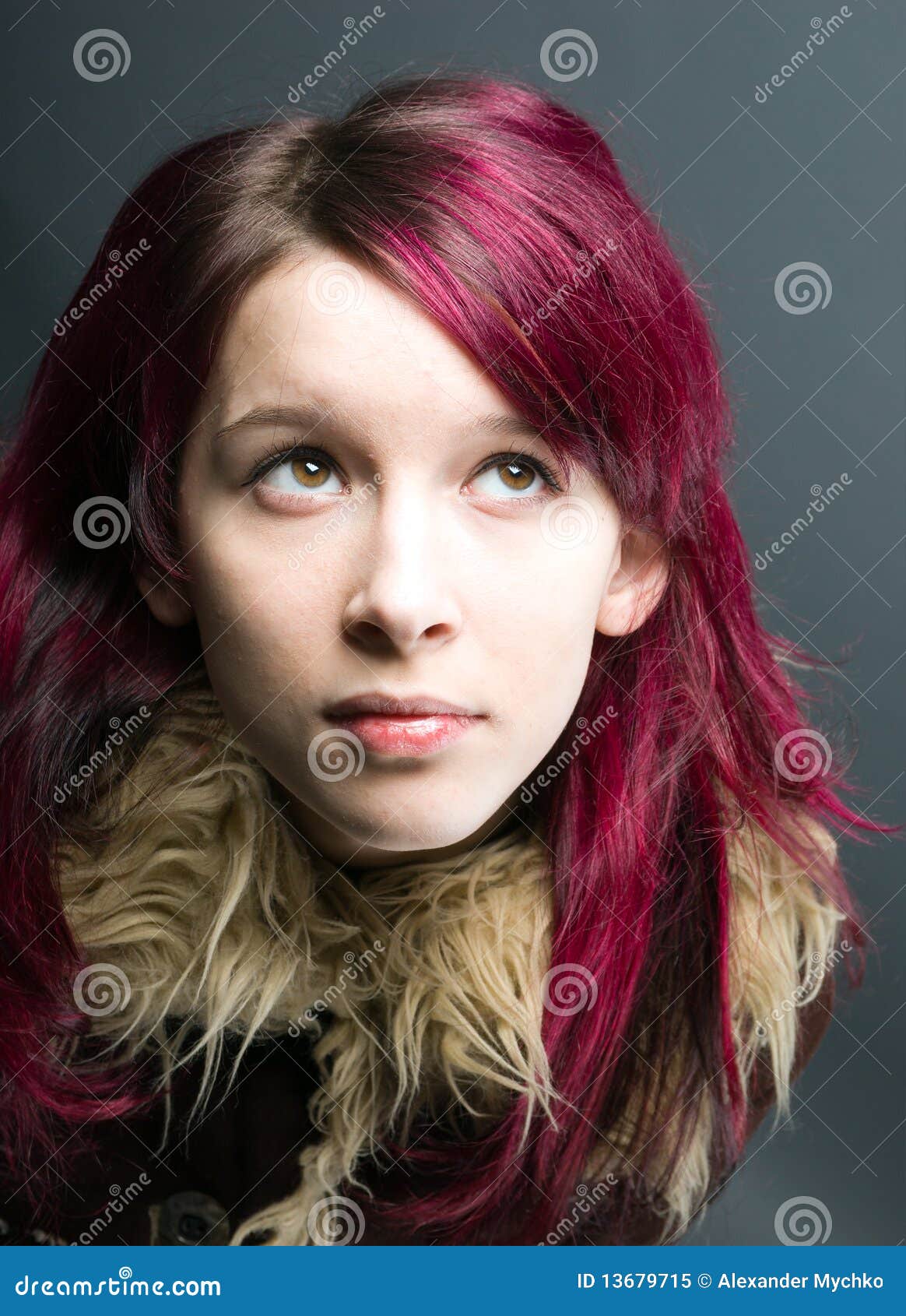 Menina Do Olhar De Emo Com Cabelo Vermelho Imagem de Stock - Imagem de  fêmea, penteado: 13679715