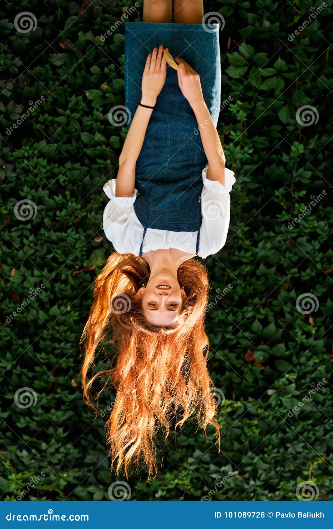 Menina natural do ruivo do retrato do outono de cabeça para baixo com a parede selvagem da uva