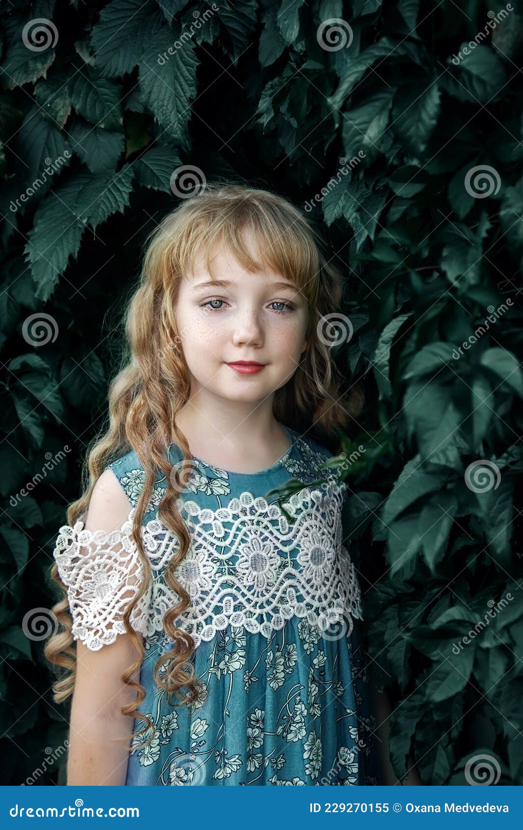 Retrato De Uma Menina De 11 Anos Com Cabelo Comprido. Foto de Stock -  Imagem de povos, loira: 188010592