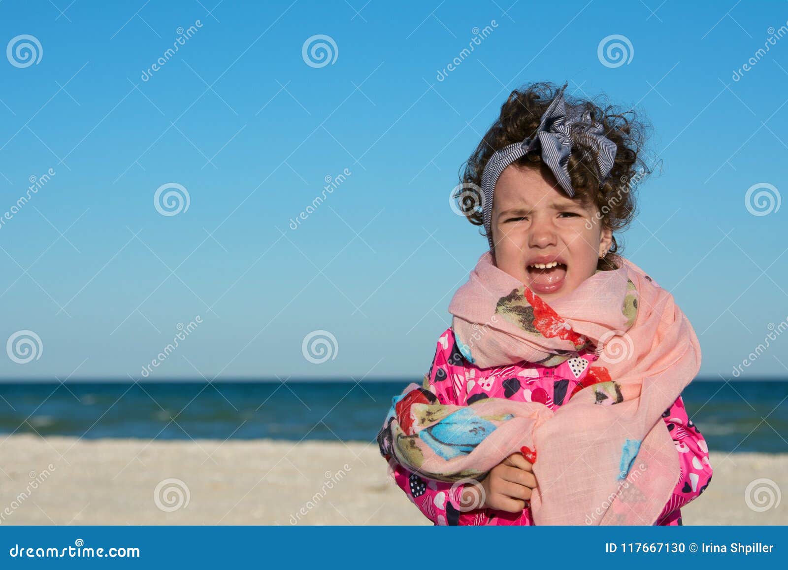 Manter Fora. Feia Aparência De Menina. Garota Zangada Mantém As Mãos No  Quadril Ao Ar Livre. Criança Desobediente. Com Emoção Nega Foto de Stock -  Imagem de consideravelmente, emocional: 213030924