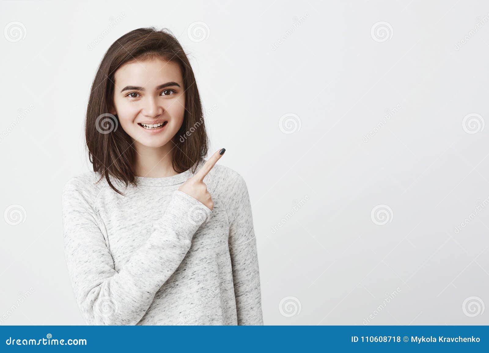 Menina adolescente com corte de cabelo curto branco e suéter branco