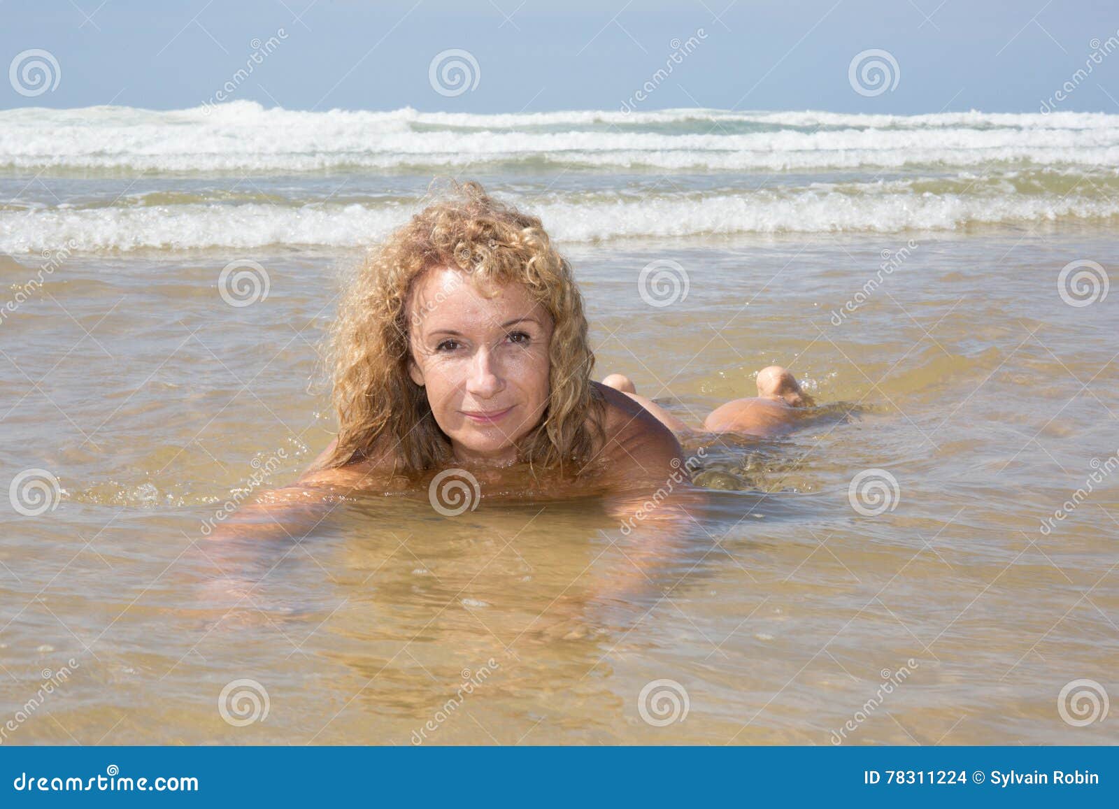 Menina Europeia Loura Bonita Que Encontra-se No Nude Do Sandy Beach Foto de  Stock - Imagem de emirados, oceano: 78311224