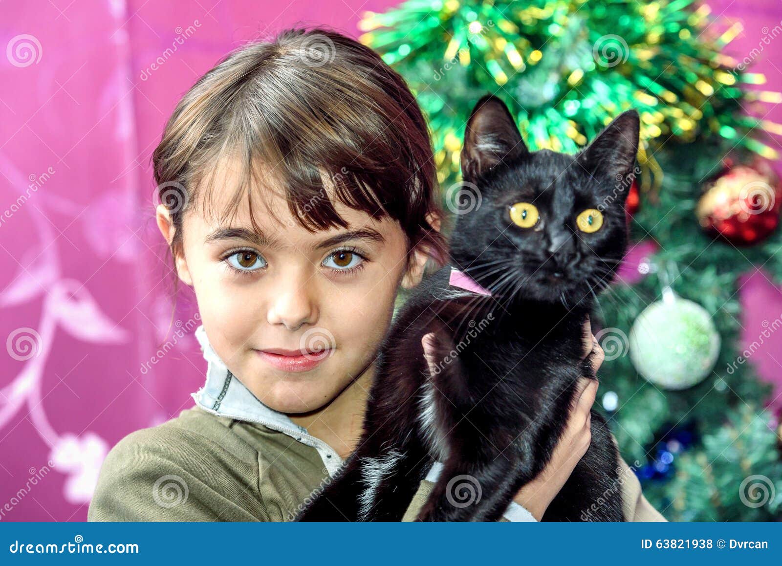 Menina Feliz Da Criança De Oito Anos Com O Gato Preto Para O Presente Do Natal Foto de Stock - Imagem de fêmea, velho: 63821938 Menina Feliz Da Criança De Oito Anos Com O Gato Preto Para O Presente Do Natal Foto de Stock - Imagem de fêmea, velho: 63821938