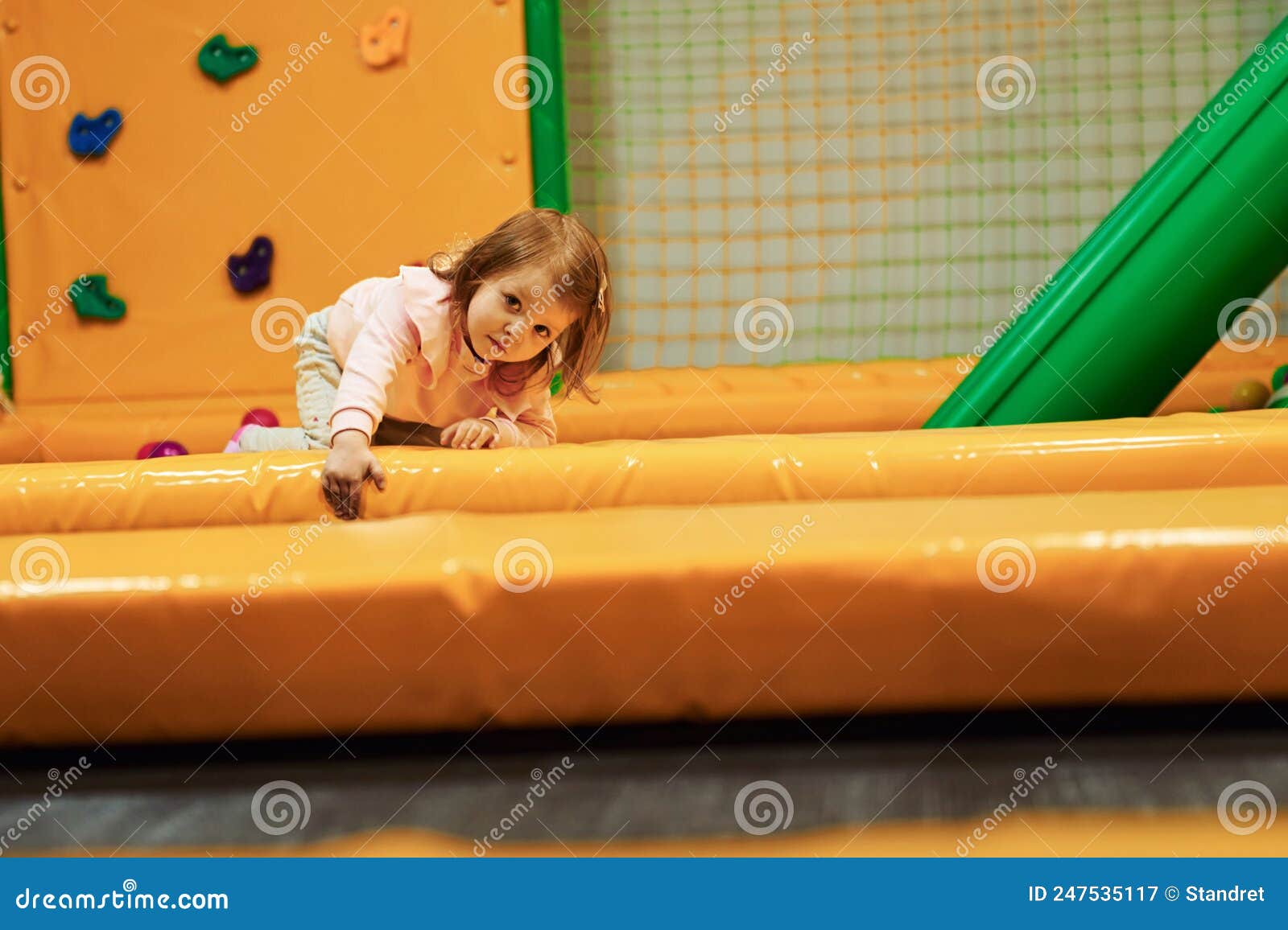 Menina Feliz De Roupas Casuais Se Diverte No Complexo De Jogos Infantis  Foto de Stock - Imagem de roupa, tenha: 247535130