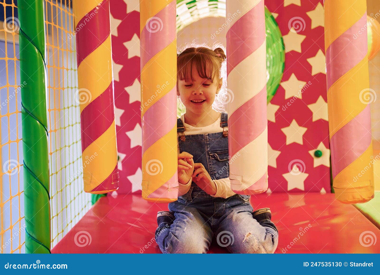 Menina Feliz De Roupas Casuais Se Diverte No Complexo De Jogos Infantis  Foto de Stock - Imagem de roupa, tenha: 247535130