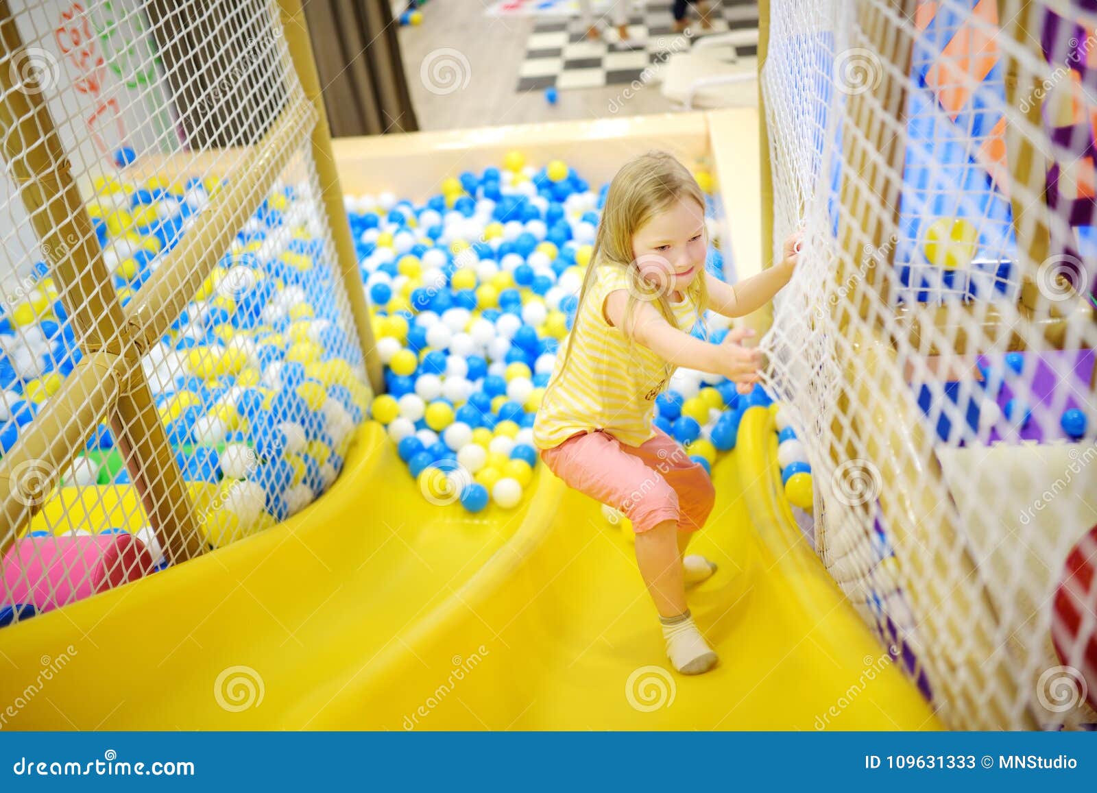 Bolas Coloridas Para Jogar Dentro Das Lindas Crianças Jogando Bola