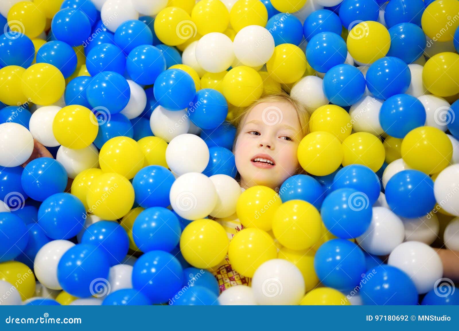 Bolas Coloridas Para Jogar Dentro Das Lindas Crianças Jogando Bola