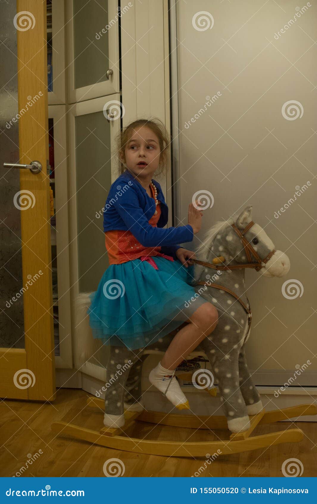 A Menina Joga Com Uma Marquesa Do Cavalo Foto de Stock - Imagem de  rastejar, infante: 155050520