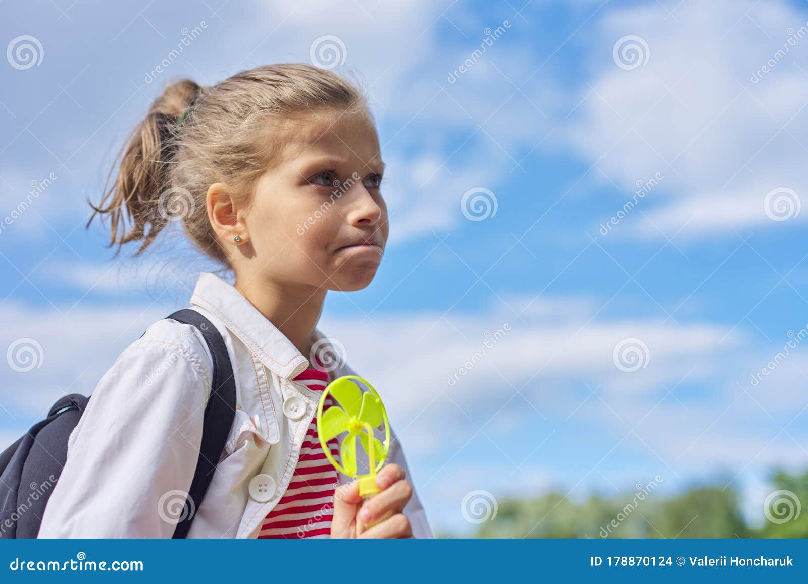 Retrato de uma menina loira de 10 anos no parque