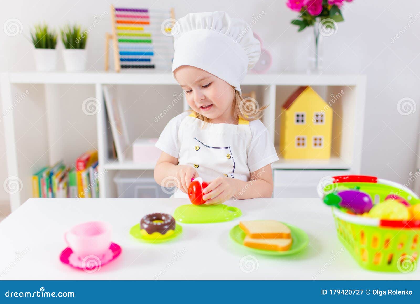 Menino brincando com um jogo de culinária dentro de casa