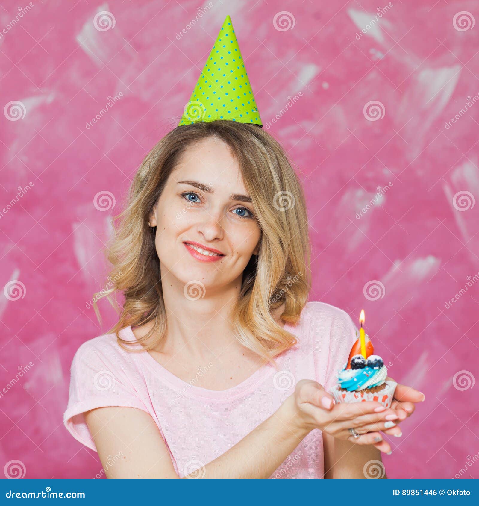 Bolo de aniversário de 18 anos com velas acesas e banner de aniversário de  confete
