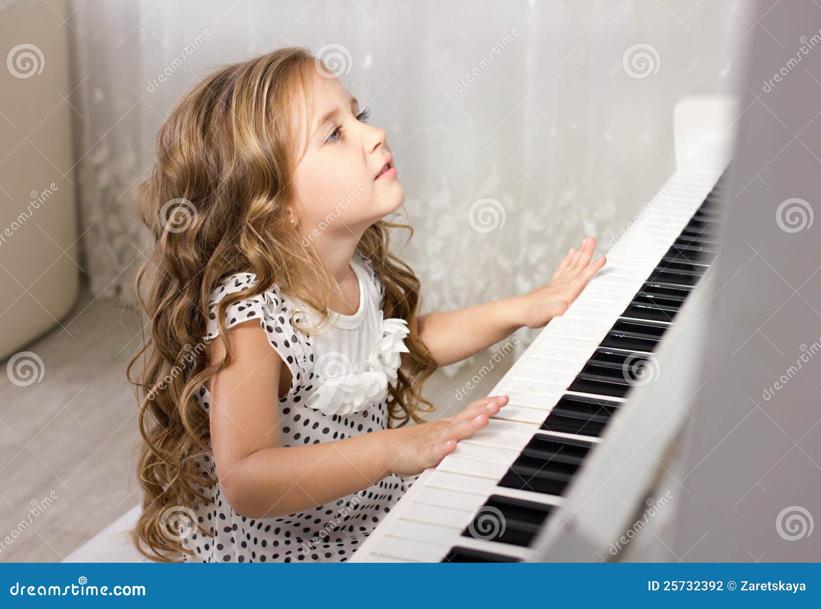 Piano De Cauda Branco Em Um Fundo Branco Música Do Jogo Sala Branca Com  Colunas E O Piano Sobre Uma Parede Piano Branco Na Obscur Imagem de Stock -  Imagem de grande