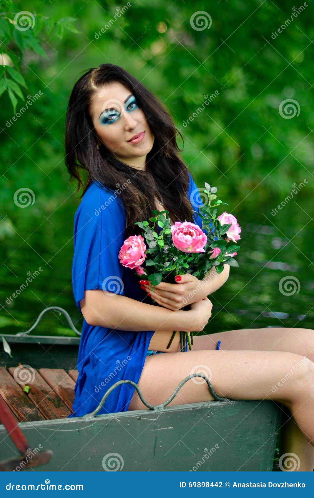 vestido azul com flores rosa