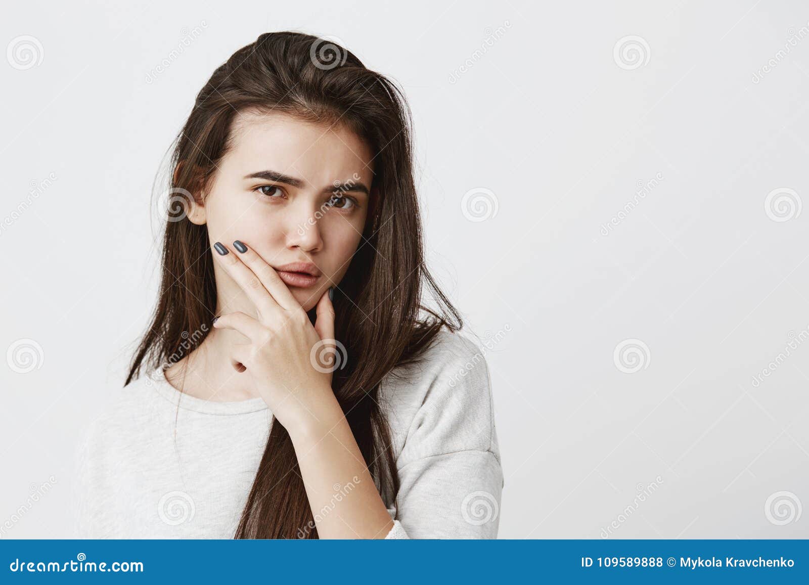 Meninas bonitas esticando o cabelo e olhando para a câmera