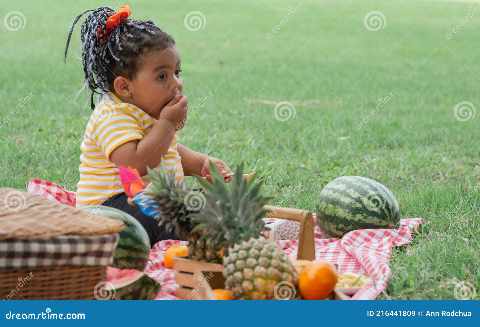 Foto Namoradinhas negras sentadas em banco de madeira e brincando ao ar  livre. Conceito de infância. Ideia de amizade. Estilo de vida infantil  moderno. Meninas morenas cacheadas alegres. Ensolarado durante o dia –