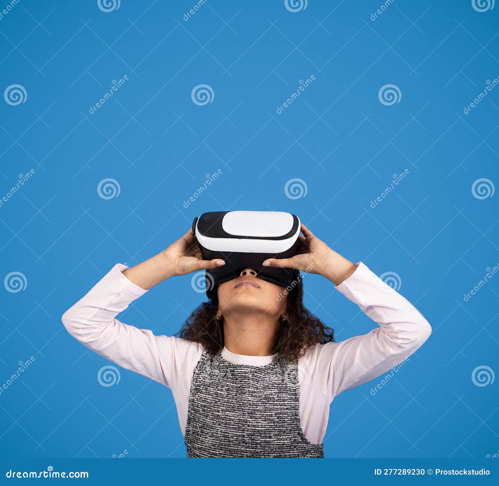 Menina Negra Nos óculos Vr Joga Jogo Online Diverte-se Olhando Para O  Espaço Livre Foto de Stock - Imagem de tecnologia, menina: 277289230