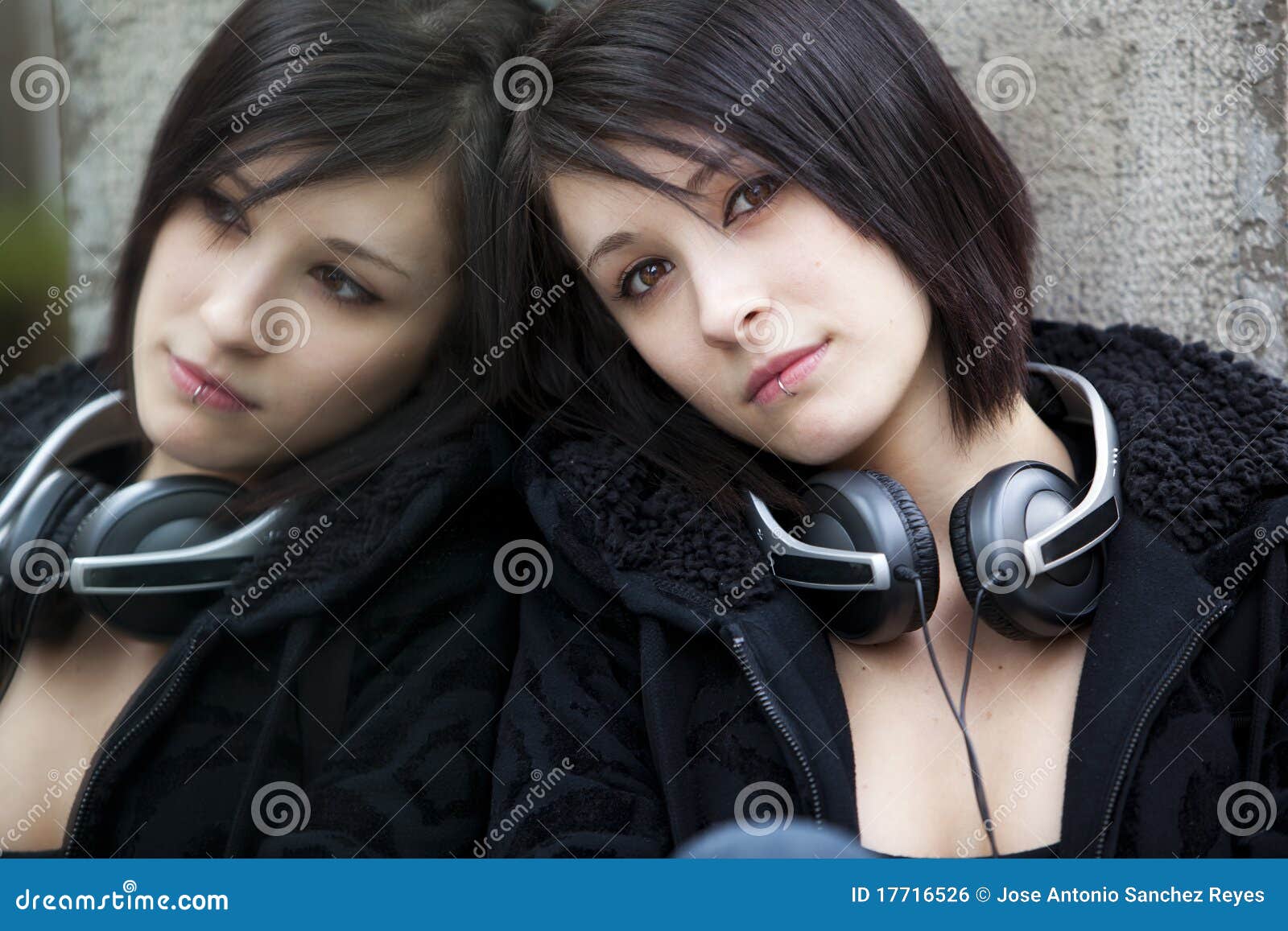 8.200+ Menina Olhando No Espelho fotos de stock, imagens e fotos  royalty-free - iStock