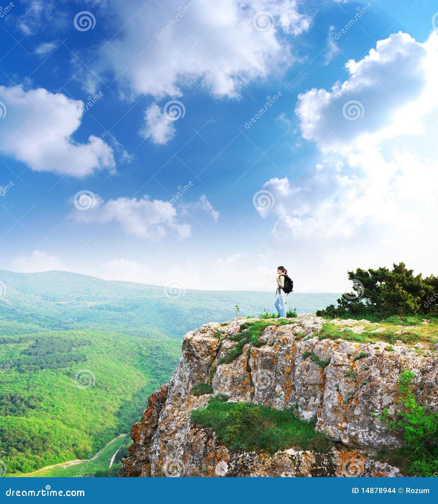 Menina no pico da montanha. Composição da paisagem.