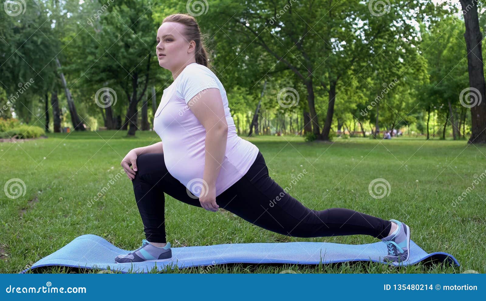 A menina obeso estica no parque, rotina diária para peso perdedor, desejo ser magro. A menina obeso estica no parque, rotina diária para o peso de perda, desejo ser foto magro, conservada em estoque