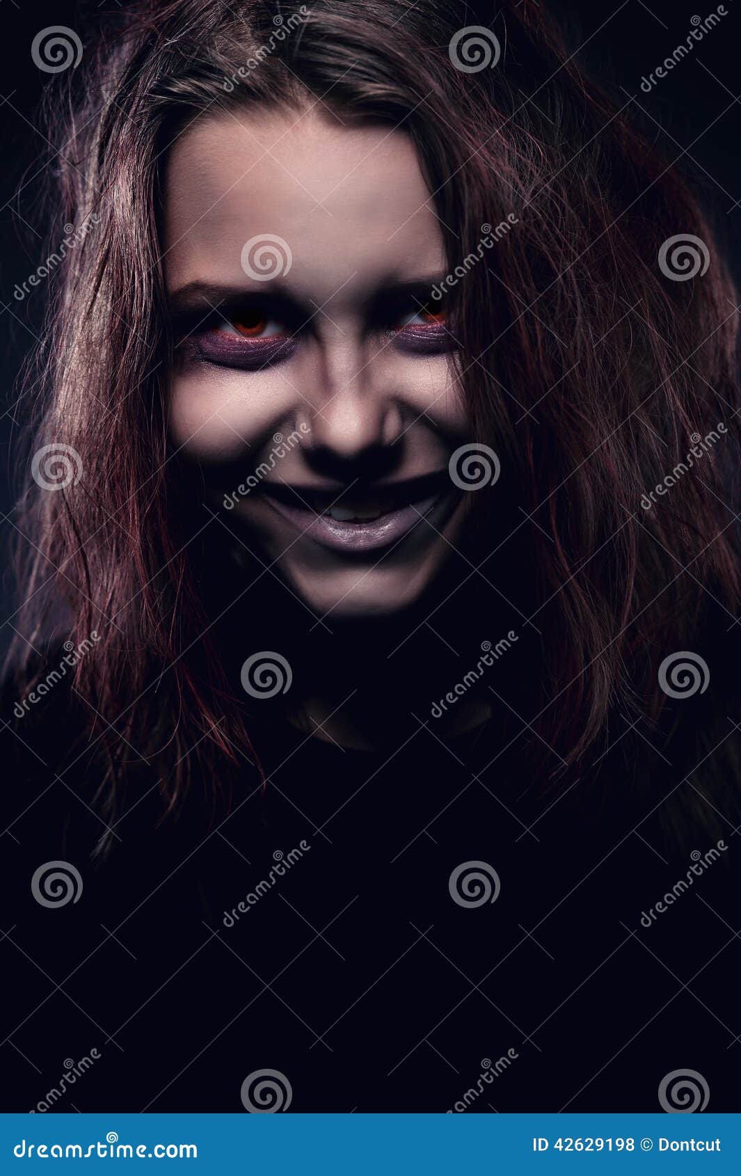 Menina Possuída Por Um Demônio Foto de Stock - Imagem de horror, terror:  42629198