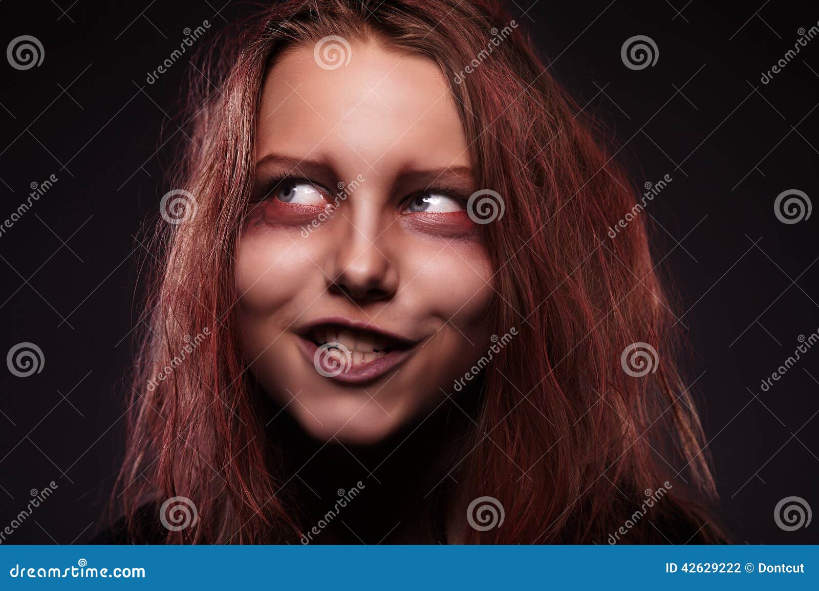 Menina Possuída Por Um Demônio Foto de Stock - Imagem de cruel, halloween:  42629222