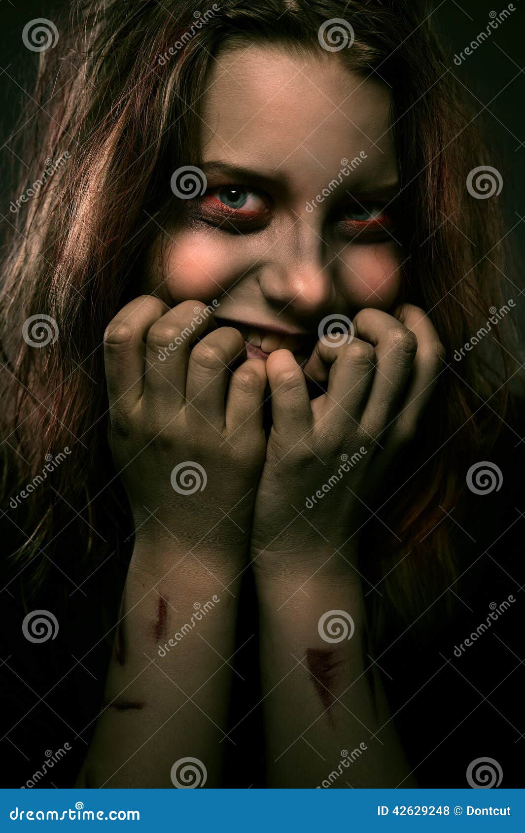 Menina Possuída Por Um Demônio Com Um Sorriso Sinistro Foto de Stock -  Imagem de sabat, pesadelo: 42629248