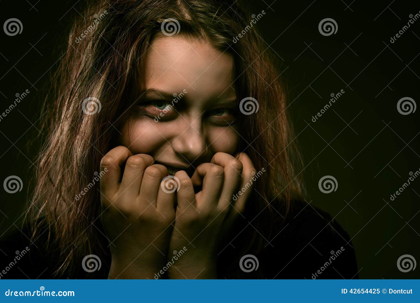 Menina Possuída Pelo Diabo Olha Para Você Fora Escuridão fotos, imagens de  © YAYImages #263310978