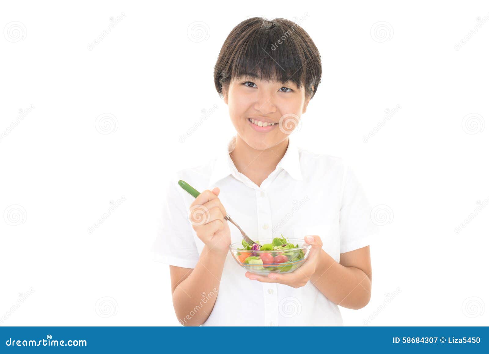 Menina que come uma salada isolada no fundo branco