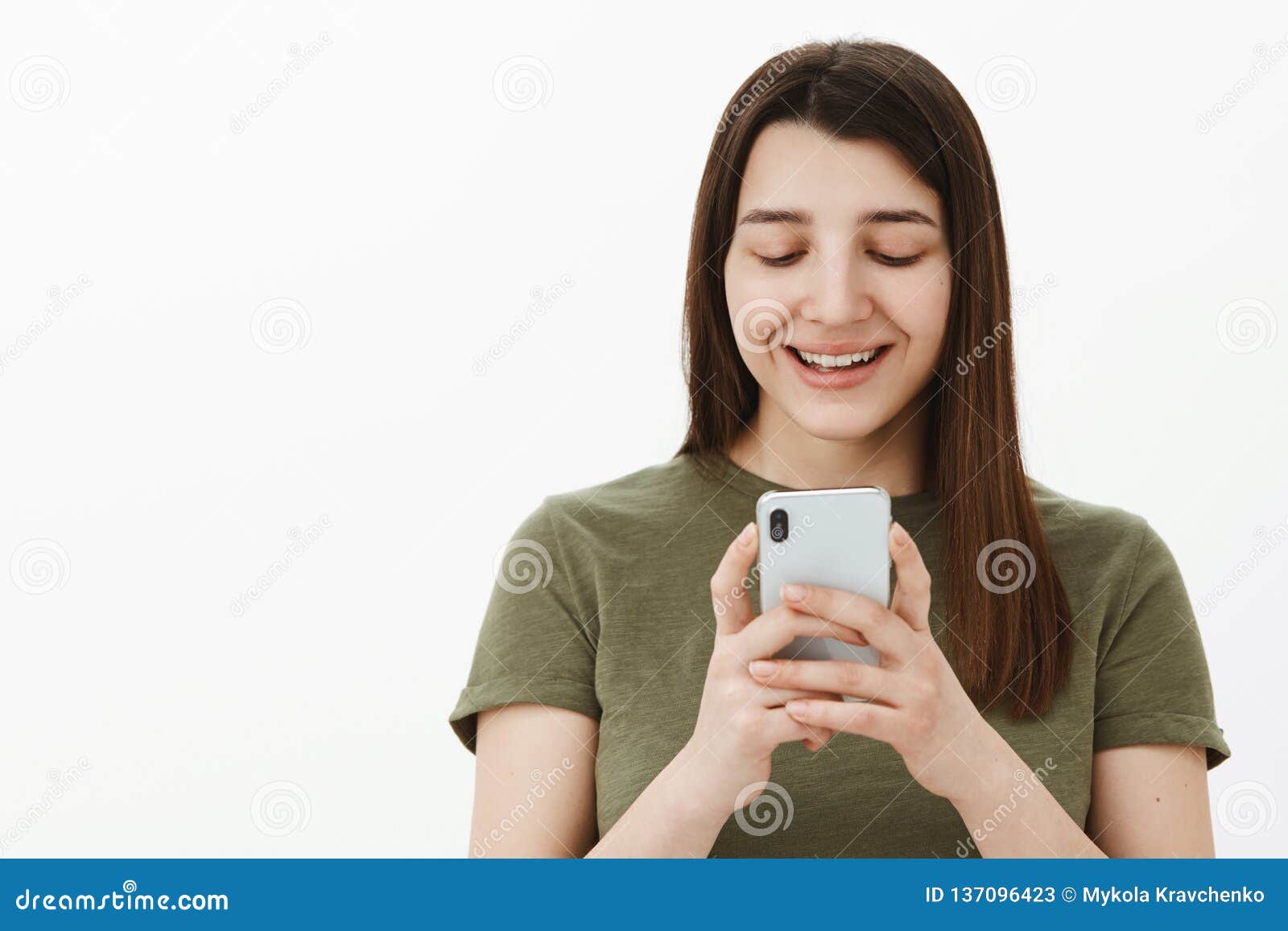 Menina Que Enrola Memes Engraçados Através Do Smartphone Que Ri E