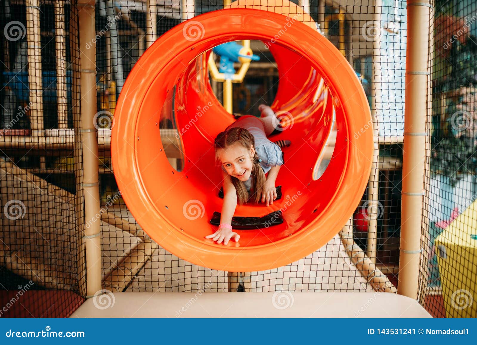 Menina Que Escala O Labirinto No Centro De Jogo Das Crianças Imagem de  Stock - Imagem de centro, lazer: 143531241