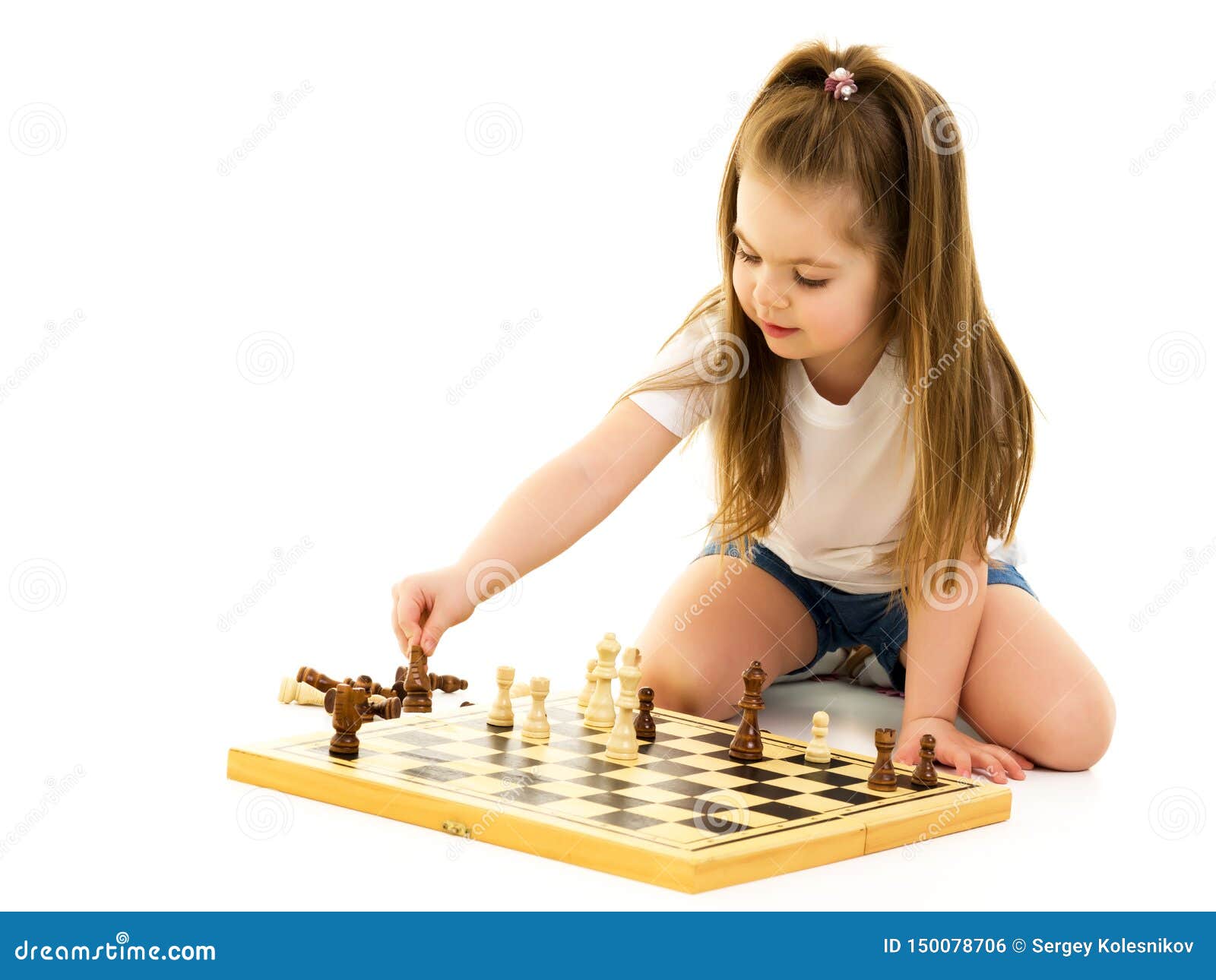 Uma Bela Garota Caucasiana Joga Xadrez Com Um Cara