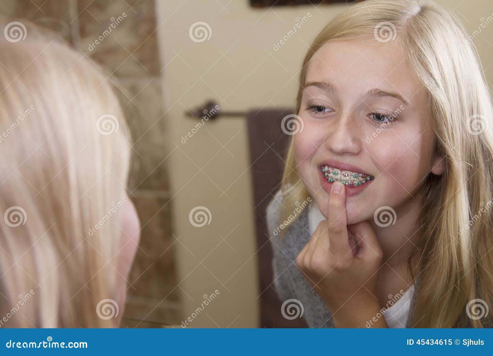 Menina perto do espelho foto de stock. Imagem de luxo - 9446454