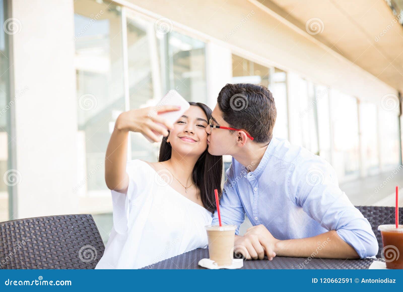 Menina Que Toma Selfie Quando Noivo Que Beija No Mordente Na Alameda Imagem De Stock Imagem De
