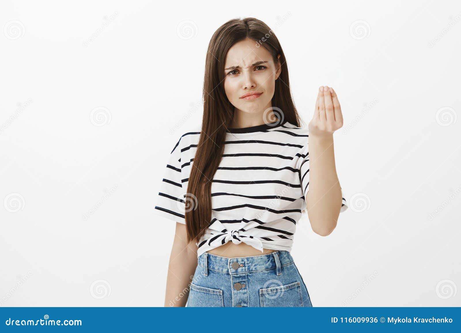 Mulher europeia jovem despreocupada e sonhadora com penteado